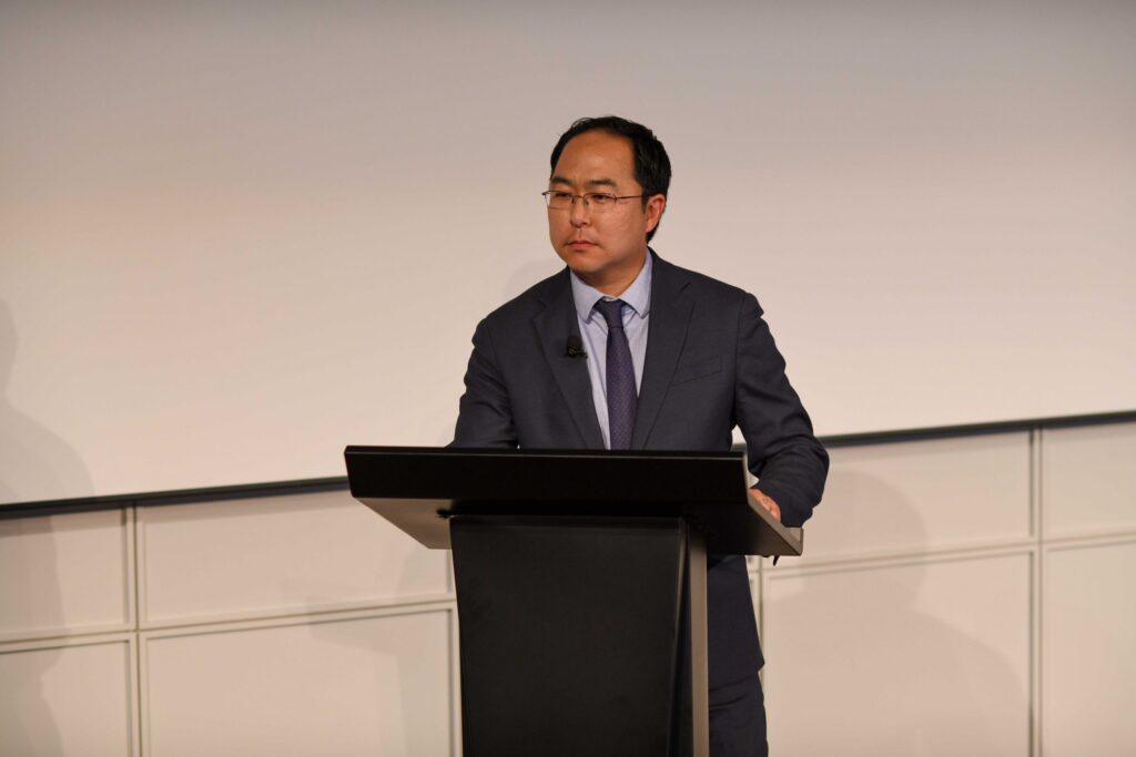 Now a senator, Kim still fighting for government-wide ban on stock ownership