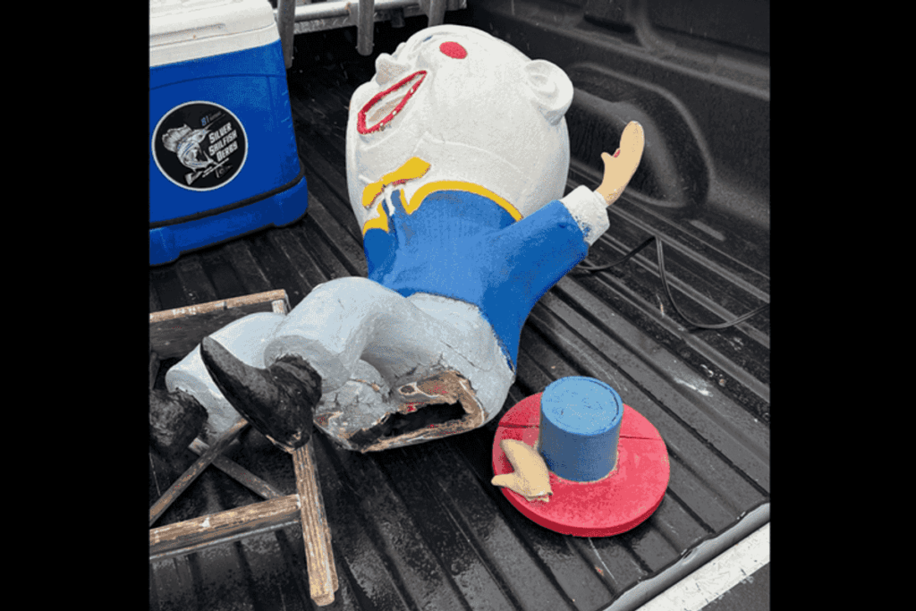 Man Charged With Damaging Sculpture at Mini-Golf Course