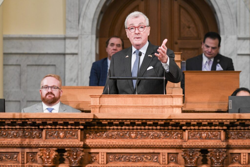 Murphy signs bill restricting cell phones in schools