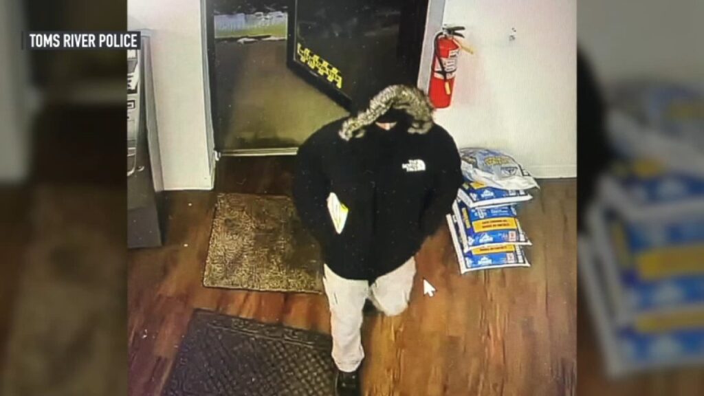 Robber tries to tie woman up inside NJ smoke shop, police say – NBC10 Philadelphia