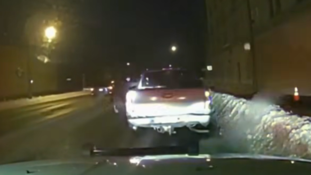 Bodycam shows man flees traffic stop with Dayton Police officer inside ...