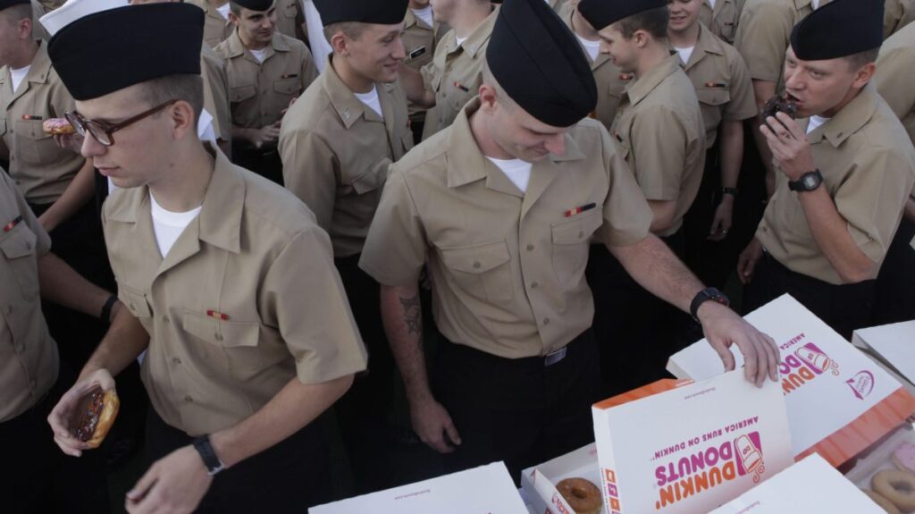 Navy wants sailors to use meal cards at chain restaurants on base