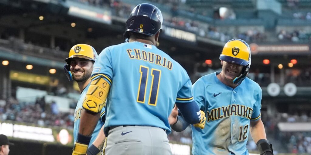 Brewers back up Logan Henderson's start in win vs. Giants