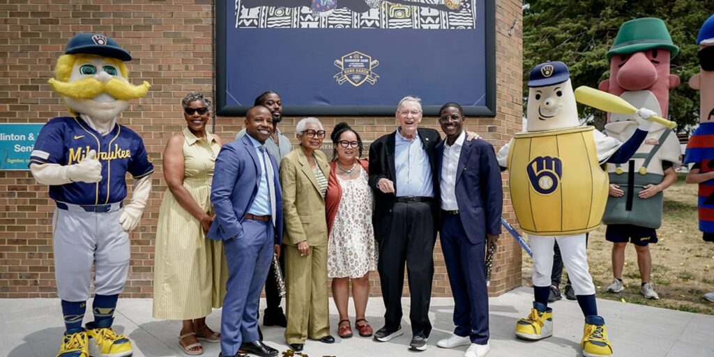 Brewers honor Hank Aaron with new mural on anniversary of his final home run Brewers honor Hank Aaron with new mural on anniversary of his final home run
