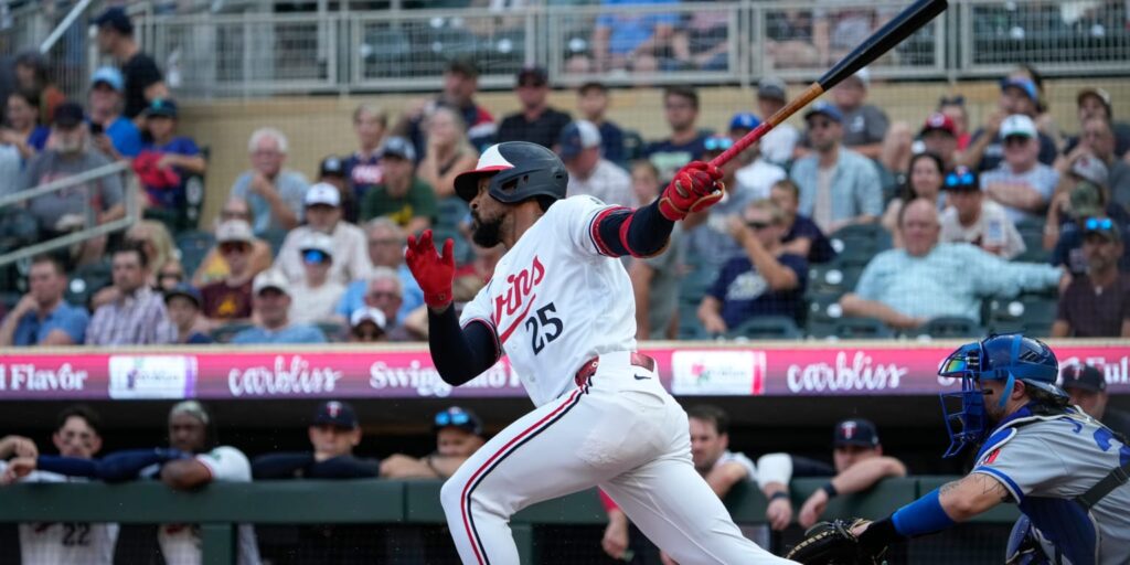 Byron Buxton leaves game with hip injury