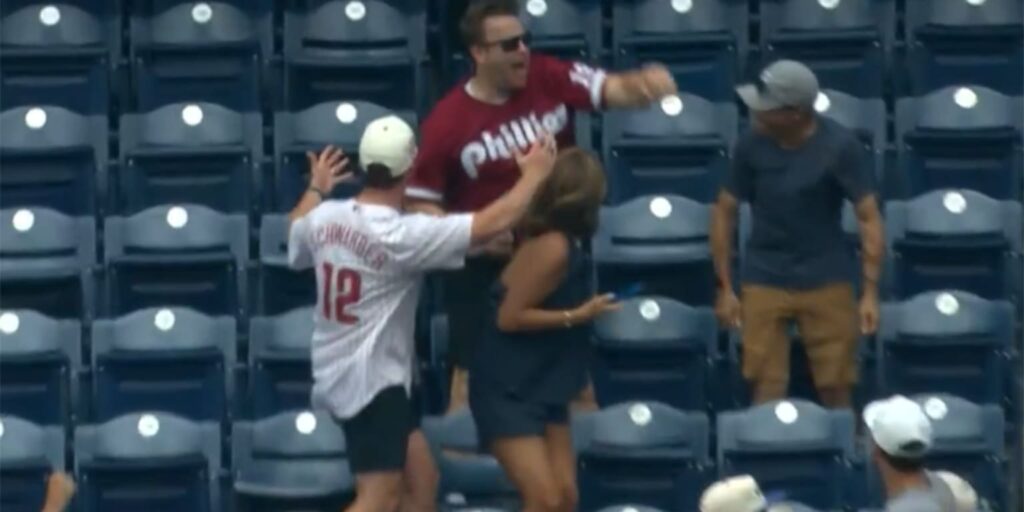 Fan makes barehanded catch on Kyle Schwarber’s 33rd homer Fan makes barehanded catch on Kyle Schwarber's 33rd homer