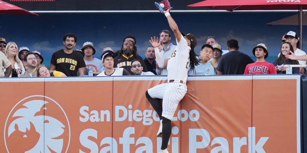 Fernando Tatis Jr. robs Rafael Devers of home run