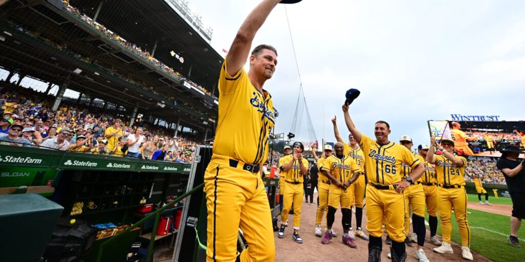 Kerry Wood throws trick pitch for Bananas at Wrigley Field