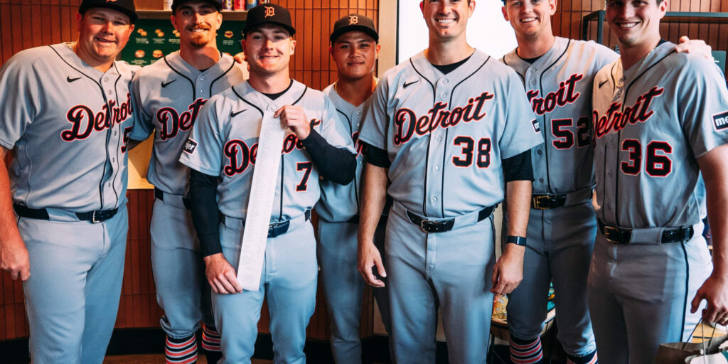 Kevin McGonigle, Tigers rookies make Starbucks run in Chicago