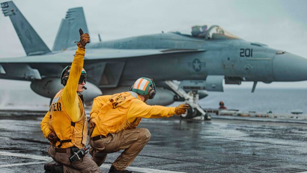 Navy offers up to $280,000 in bonuses to keep reserve aviators Navy offers up to $280,000 in bonuses to keep reserve aviators