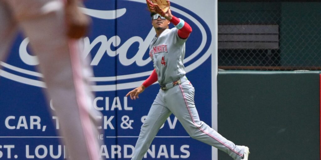 Spencer Steer exits game vs. Cardinals with right wrist pain Spencer Steer exits game vs. Cardinals with right wrist pain