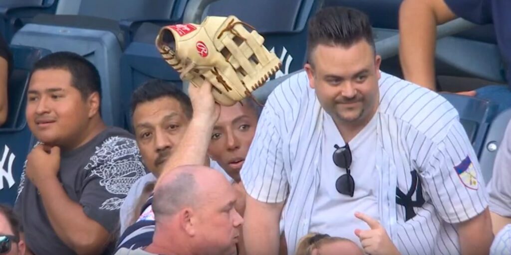 Yankees fan in stands returns glove to Esmerlyn Valdez