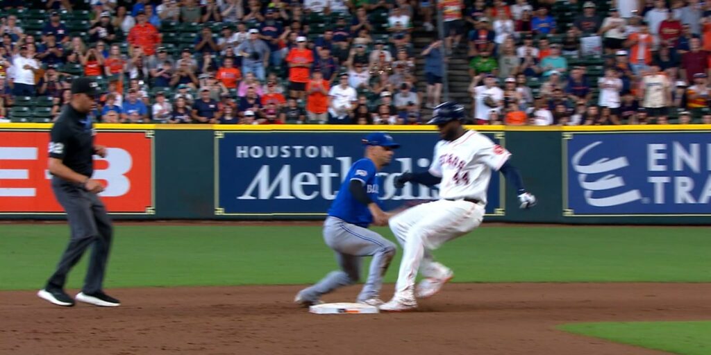 Andrés Giménez dekes Yordan Alvarez for big out in 10th inning