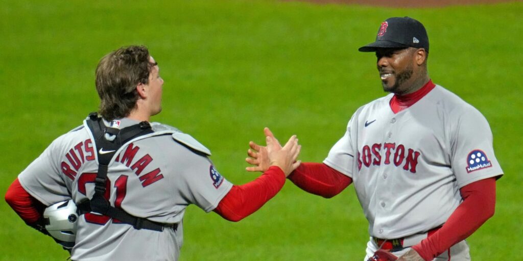 Aroldis Chapman triggers vesting option for 2027