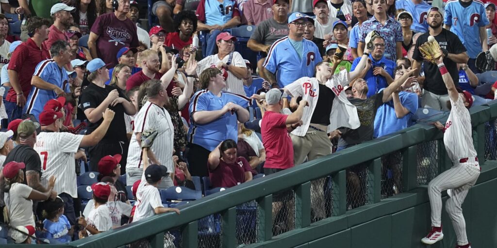 Brandon Marsh makes spectacular wall-climbing catch in win vs. Marlins