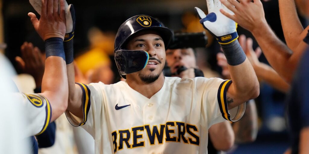Brewers tie franchise record 22 runs in win over Mariners