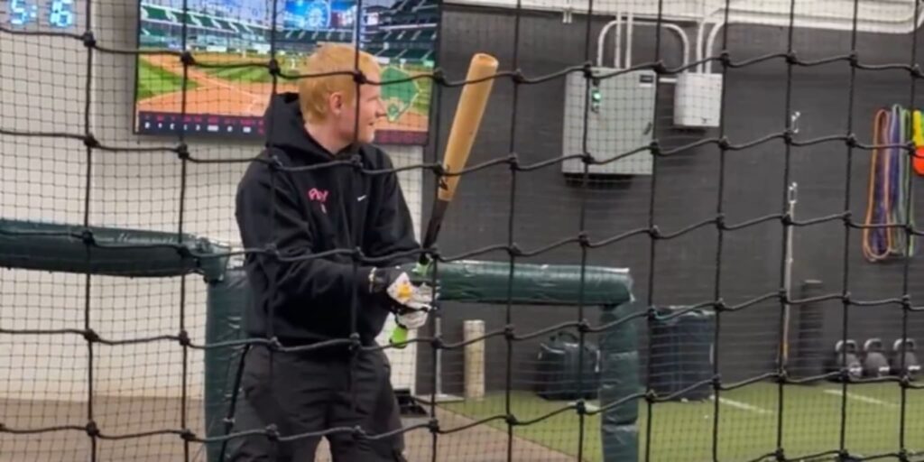 Ed Sheeran hits off Julio Rodríguez in batting cage