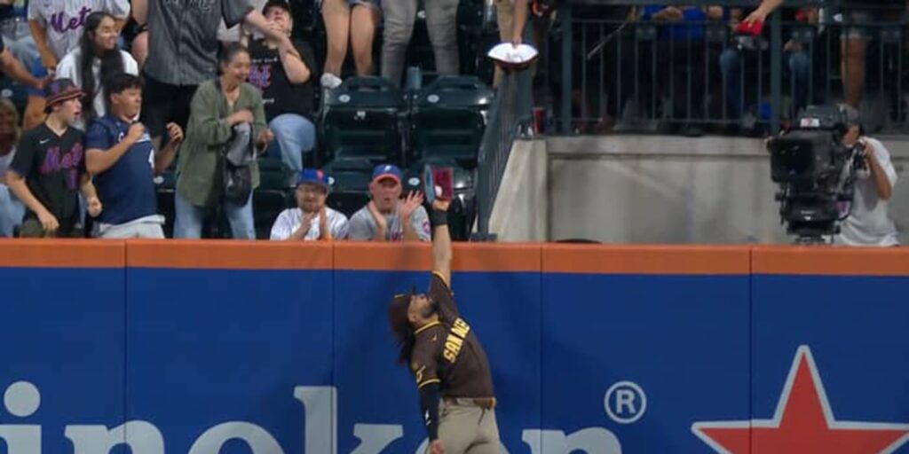 Fernando Tatis Jr. robs Francisco Lindor of a grand slam
