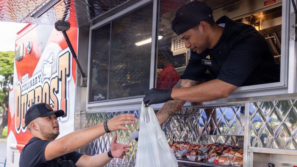 Hawaii soldiers don’t have a dining hall so the Army got a food truck Hawaii soldiers don't have a dining hall so the Army got a food truck