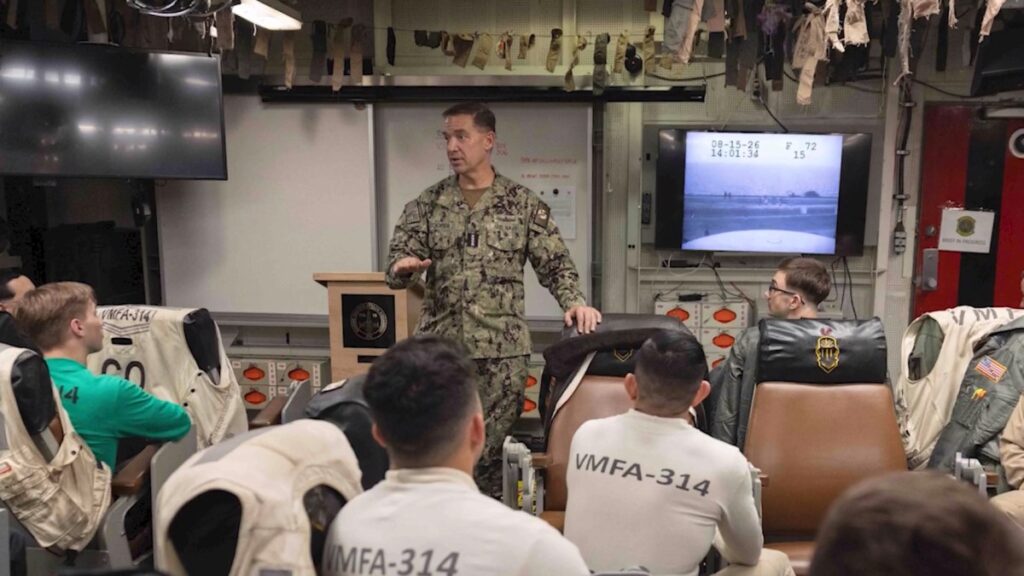 Head of Central Command visits USS Abraham Lincoln Head of Central Command visits USS Abraham Lincoln