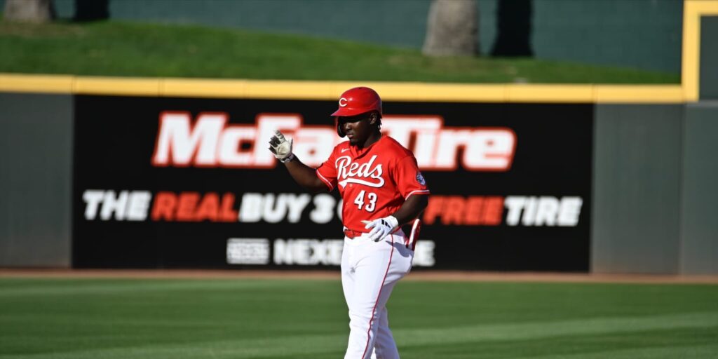 Héctor Rodríguez makes Major League debut with Reds