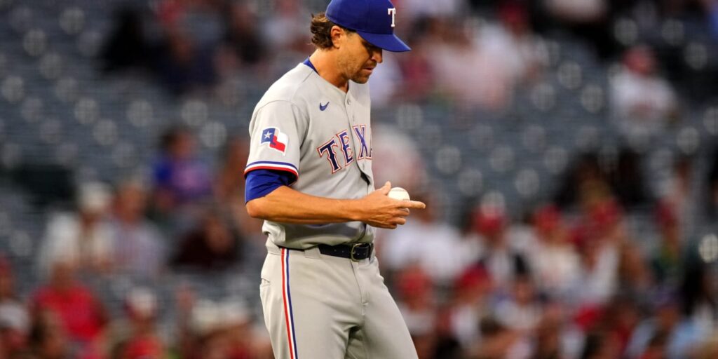 Jacob deGrom exits with right triceps injury against Angels