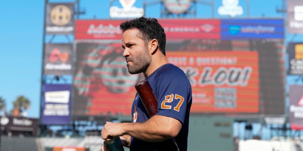 Jose Altuve leaves game with foot injury