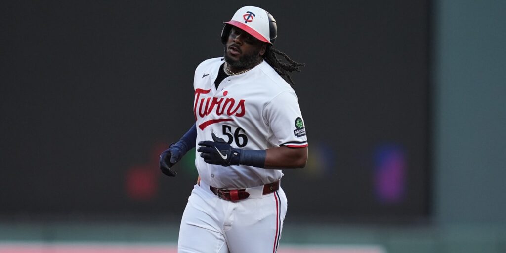 Josh Bell homers in Twins' win, extending on-base streak to 21 games