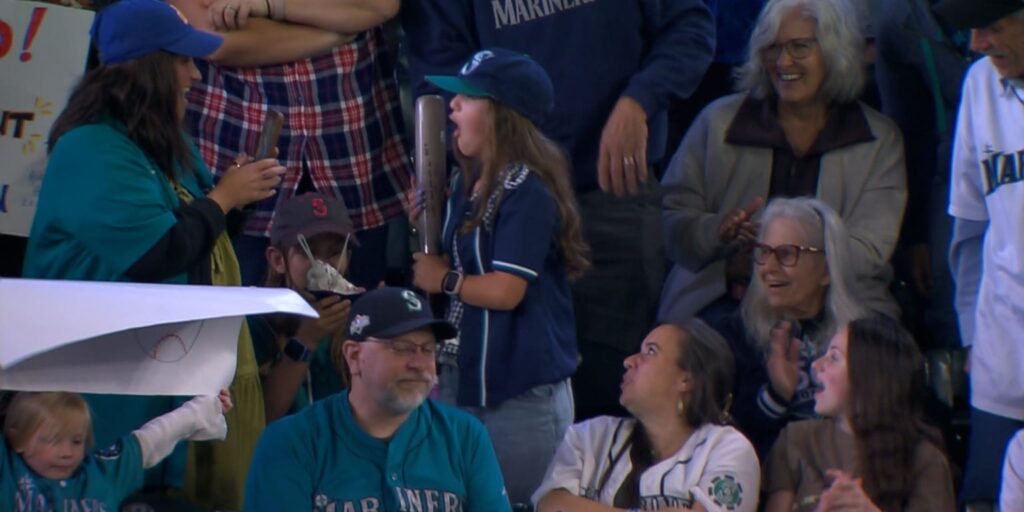 Julio Rodríguez gives signed bat to young Mariners fan Julio Rodríguez gives signed bat to young Mariners fan