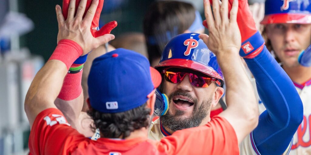 Kyle Schwarber hits two homers in Phillies' walk-off win