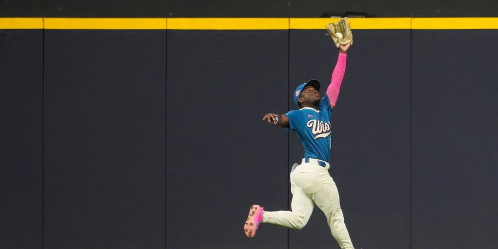 Luis Lara makes clutch catch at the wall in Brewers' win