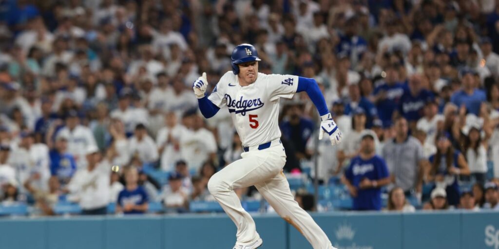 Max Muncy, Freddie Freeman give Dodgers clutch hits to beat Royals