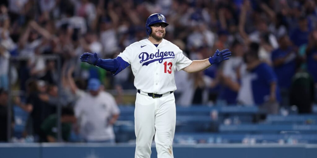 Max Muncy walks off Royals in 10th inning