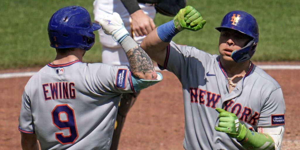 Mets score 11 runs to win series vs. Pirates