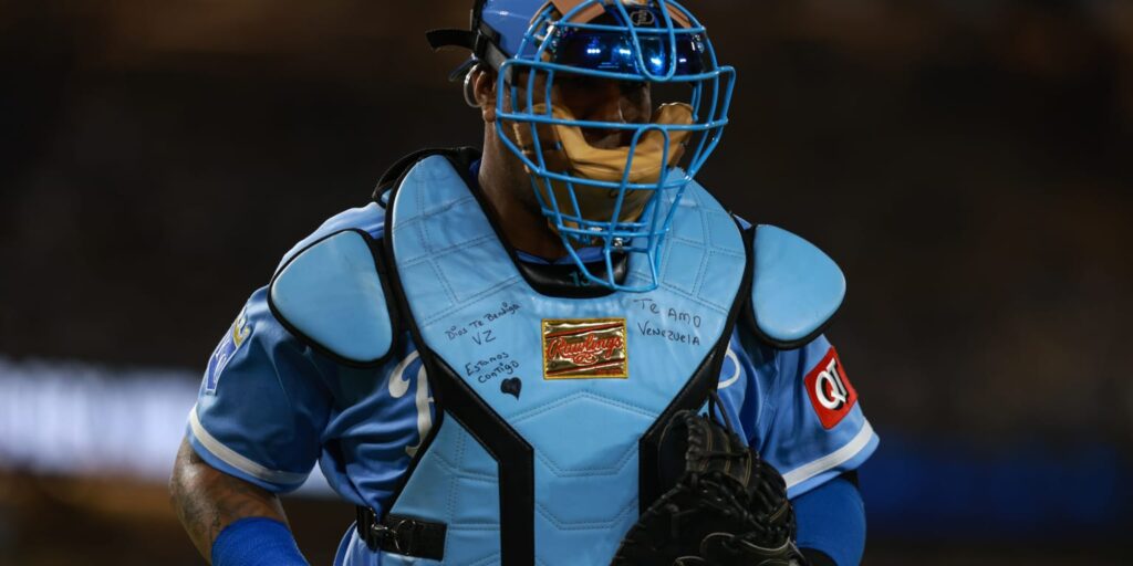 Salvador Perez exits game with elbow injury Salvador Perez exits game with elbow injury