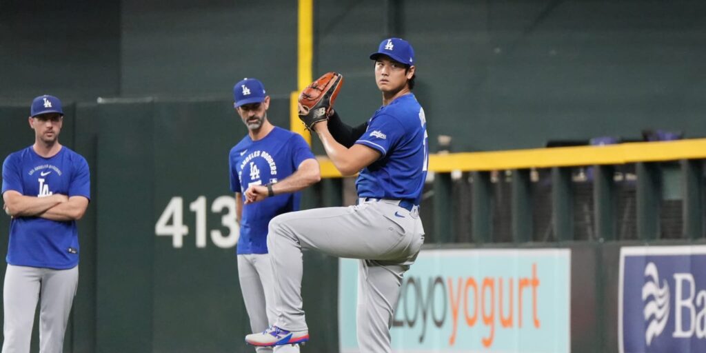 Shohei Ohtani plays catch in knee injury recovery