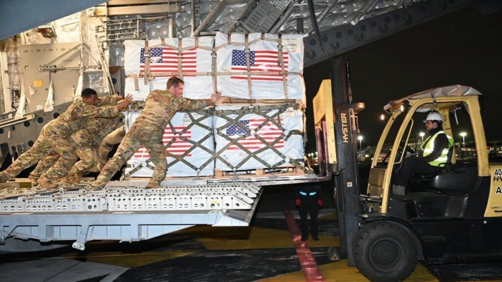US forces begin delivering aid to Colombia after deadly earthquake