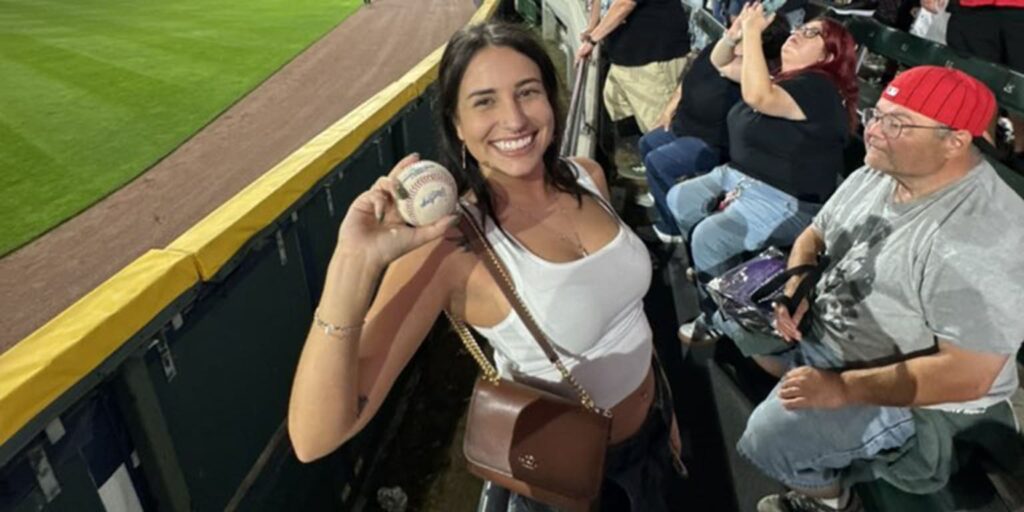 White Sox fan loses items from purse while retrieving home run ball