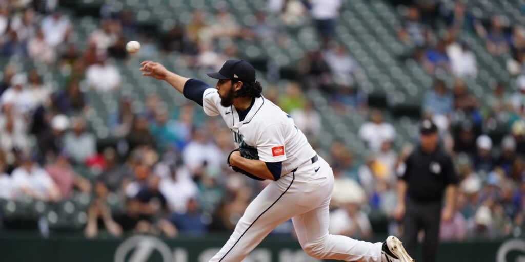 Andrés Muñoz's option picked up by Mariners