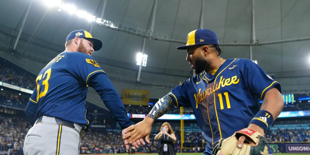 Brewers win World Series Game 3 behind historic inning
