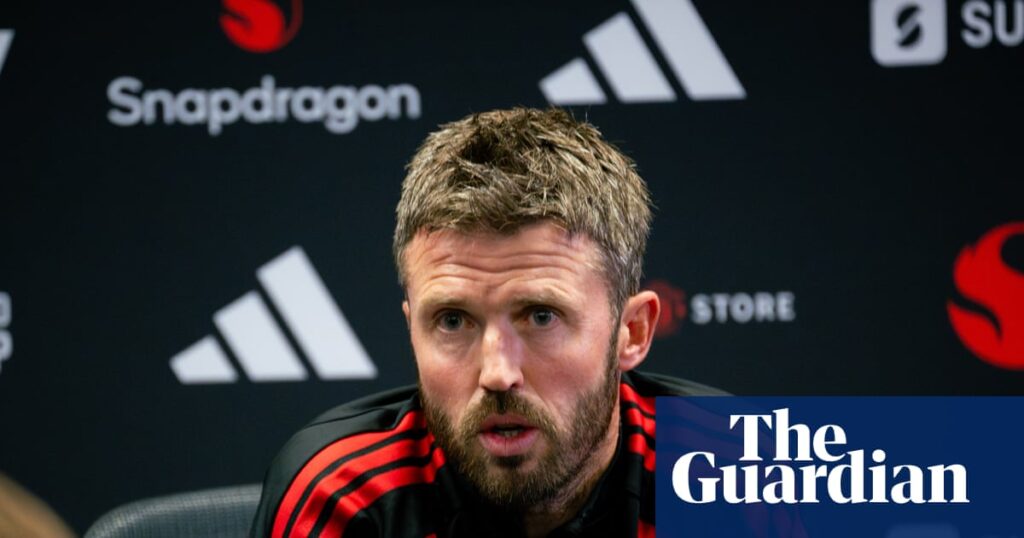 Carrick delivers 5min 27sec monologue and says he will hold brolly to keep everyone dry | Manchester United