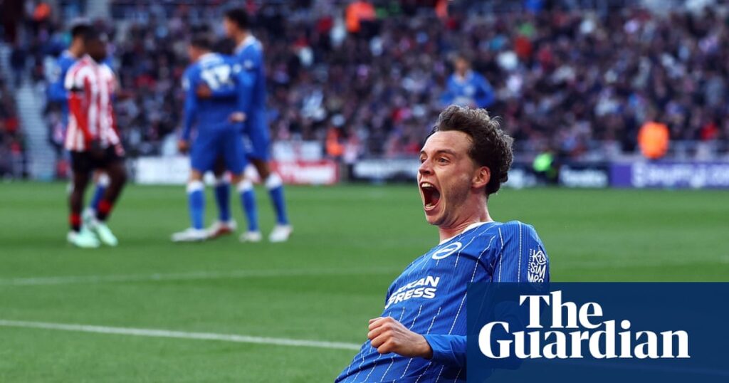 Ten-man Brighton continue fine form with battling win at Sunderland | Premier League